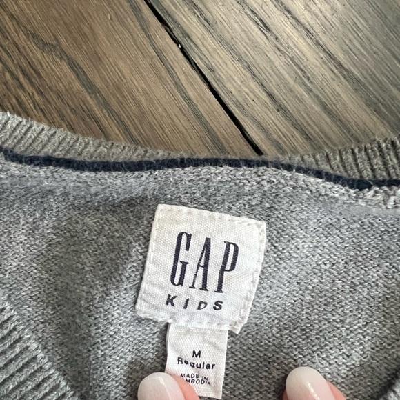 5/$20 Beautiful gray sweater by Gap, size M - Picture 3 of 4